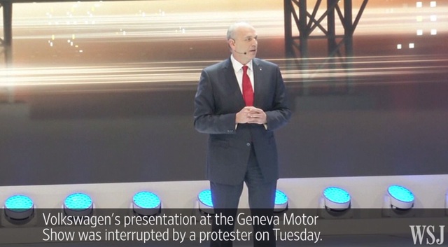 
Vẻ mặt ngạc nhiên của CEO Volkswagen khi nhìn thấy người đàn ông lạ hoắc bước lên sân khấu. Ảnh chụp màn hình
