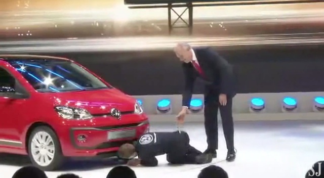 
Người đàn ông nằm xuống sàn để kiểm tra chiếc xe. Ảnh chụp màn hình
