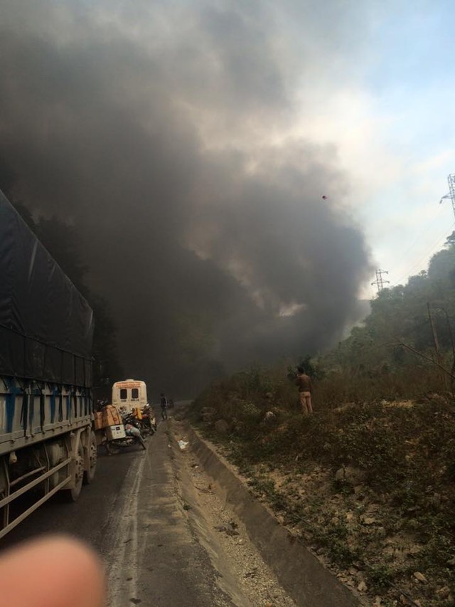 
Chiếc xe chở dầu phát nổ, tạo ra cột khói đen bốc cao tại hiện trường vụ tai nạn.
