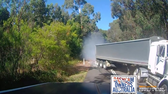 
Chiếc xe container lao đến đâm Volkswagen Jetta đỗ bên đường. Ảnh cắt từ video

