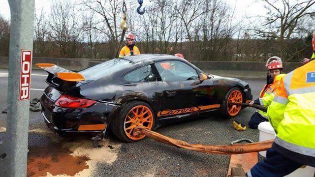 
Chiếc Porsche màu cam-đen bị xước và móp méo nhiều chỗ trong vụ tai nạn.
