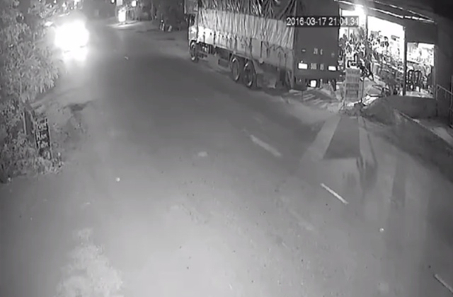 
Chiếc ô tô tải đỗ bên lề đường và không bật đèn cảnh báo. Ảnh cắt từ video
