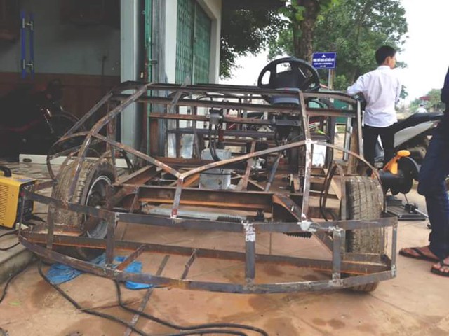 Phần khung được hàn bằng sắt của chiếc mui trần tự chế. Ảnh: Hải Noble/Otofun