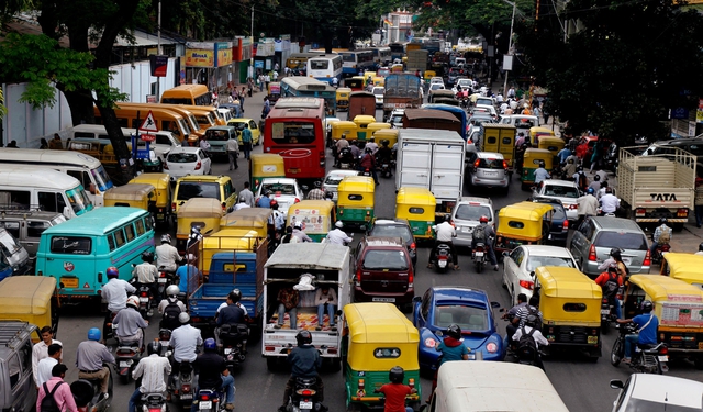 
Đường phố chen chúc các phương tiện tại Bangalore, Ấn Độ.
