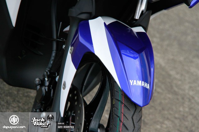 
Riêng chắn bùn trước của Yamaha Aerox 125LC được gắn với giảm xóc thay vì phần thân phía trước. Thiết kế này giúp giảm xóc tránh nguy cơ bị hư hỏng do đất đá bắn từ mặt đường lên.
