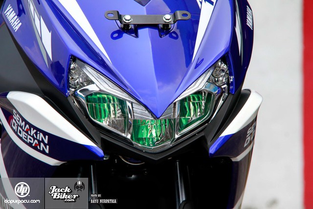 
Thiết kế đèn pha dạng LED của Yamaha Aerox 125LC gợ liên tưởng đến siêu mô tô YZR-M1 trong giải đua MotoGP.
