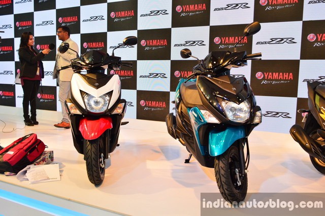
Yamaha Cygnus Ray ZR là mẫu xe ga mang kiểu dáng nam tính và thể thao đã lần đầu tiên trình làng trong triển lãm Auto Expo 2016 tại Ấn Độ vào hồi đầu năm vừa qua. Đến nay, hãng Yamaha mới chính thức công bố giá bán của Cygnus Ray ZR tại thị trường Ấn Độ.
