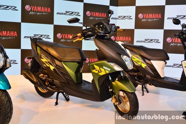 
Yamaha Ấn Độ đã chính thức trình làng mẫu xe ga Cygnus Ray-ZR trong triển lãm Auto Expo 2016 hiện đang diễn ra. Về cơ bản, Yamaha Cygnus Ray-ZR là mẫu xe nhắm đến đối tượng khách hàng nam giới và trẻ tuổi.
