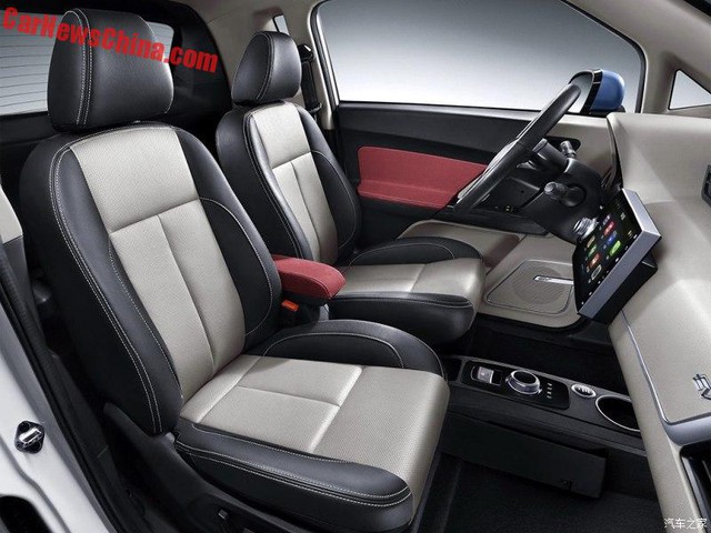 
Cụ thể, Zotye E200 EV được trang bị không gian nội thất 3 màu xám, be và đỏ.
