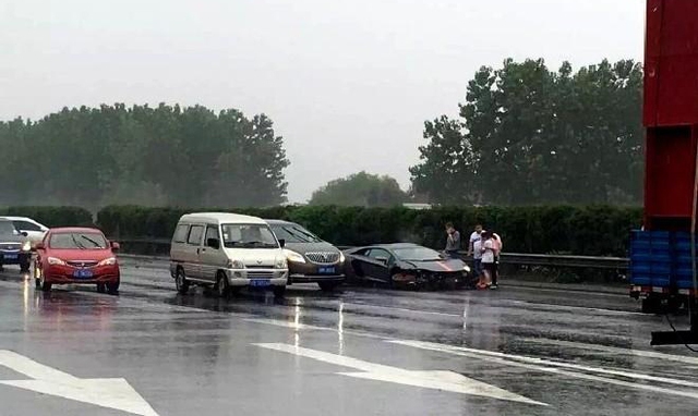 
Vụ tai nạn khiến siêu xe Aventador bị hư hỏng nặng.
