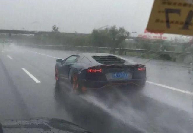 
Lamborghini Aventador màu đen bóng cùng các điểm nhấn màu cam nổi bật bị bắt gặp lăn bánh trên cao tốc ít phút trước khi gặp nạn.
