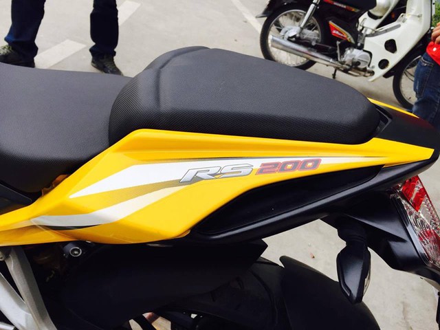 Bajaj Pulsar RS200 sử dụng khối động cơ DTSi, 4 van, dung tích 200 phân khối, phun nhiên liệu trực tiếp, sản sinh công suất tối đa 24,5 mã lực tại vòng tua máy 9.750 vòng/phút và mô-men xoắn cực đại 18,6 Nm tại vòng tua 8.000 vòng/phút. Vận tốc tối đa của Bajaj Pulsar RS200 được ghi nhận ở mức 141 km/h.