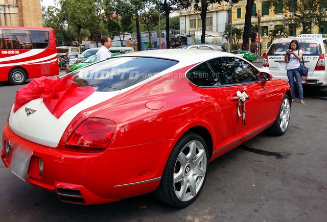 Tại Việt Nam, số lượng những chiếc Bentley Continental GT Speed khá đông đảo. Tuy nhiên, đây là chiếc Bentley Continental GT Speed sở hữu ngoại thất đỏ-trắng độc nhất Việt Nam. Màu sơn này tương tự với siêu phẩm 2,3 triệu đô Bugatti Veyron của đại gia Minh Nhựa.