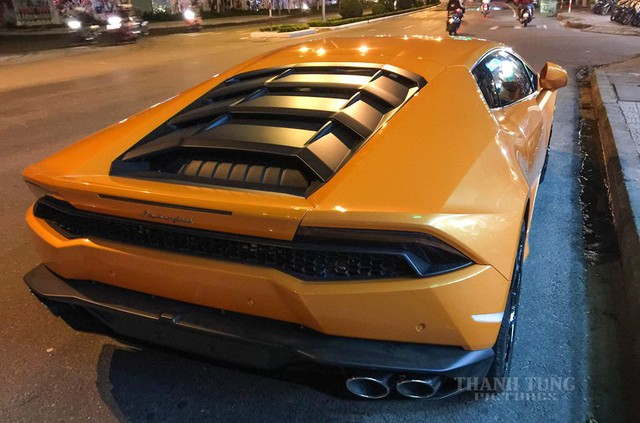 Siêu bò Lamborghini Huracan màu cam bị bắt gặp khi đang đỗ gần Cầu Rồng, một biểu tượng nổi tiếng tại Đà thành. Nhiều tay săn ảnh tại đây cho biết, rất lâu rồi tại Đà Nẵng mới có sự hiện diện của một siêu xe thuộc diện nổi tiếng trên thế giới như Lamborghini Huracan.