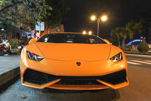 
Ngoài chiếc Lamborghini Huracan màu trắng muốt đang cư trú tại showroom chính hãng ở Hà Nội và 2 chiếc xanh cốm nằm trong công ty nhập khẩu tư nhân tại quận 5, Tp. Hồ Chí Minh, 6 chiếc còn lại đều đã có chủ.
