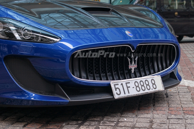 
Bên cạnh đó vẫn là những thiết kế quen thuộc so với thế hệ đầu tiên như lưới tản nhiệt hình cá mập, logo cây đinh ba xuất hiện hông xe, hốc gió bên hông cỡ lớn và 3 hốc gió nhỏ thường thấy trên những dòng Maserati khác.
