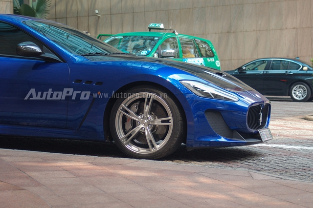 
Phiên bản hiệu suất cao của Maserati GranTurismo được trang bị bộ la-zăng 20 inch 5 chấu đơn thể thao mới, đi cùng hệ thống phanh Brembo với các má phanh bằng carbon-gốm.
