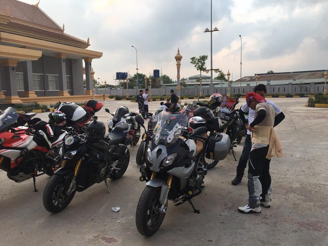
Đoàn xe phân khối lớn của các thành viên mô tô liên minh Miền Tây nổi bật tại cửa khẩu Campuchia. Ảnh: Su Lê
