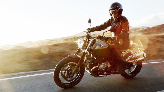 BMW Motorrad RnineT Scrambler 2017 được định vị trong bộ sưu tập Heritage (Di sản) của nhánh mô tô thuộc tập đoàn BMW Group. Xe sử dụng động cơ boxer 2 xy-lanh nằm ngang đối xứng với dung tích 1.170 cc, sản sinh công suất cực đại 110 mã lực và mô-men xoắn cực đại 116 Nm. Đi kèm với đó là hộp số 6 cấp.