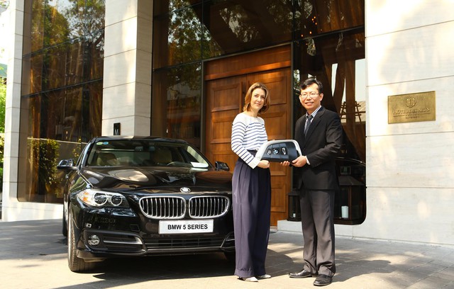 
Ông Nguyễn Đăng Thảo, Tổng Giám Đốc Euro Auto bàn giao hai chiếc xe BMW 520i cho bà Julie Anne-Marie Bruley, Tổng Giám đốc khách sạn Hôtel des Arts Saigon.
