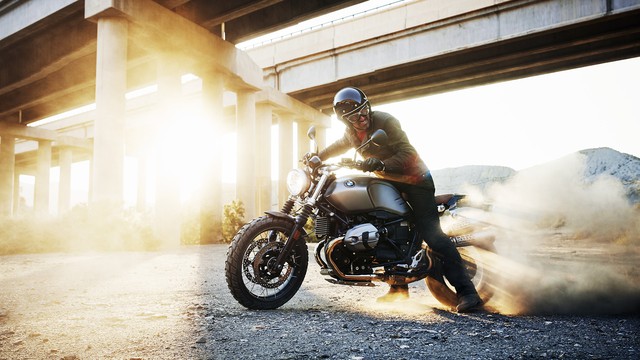 Hiện thực hóa điều đó, RnineT Scrambler 2017 được BMW Motorrad đầu tư khá kỹ lưỡng trong khâu thiết kế. Lốp cỡ lớn dùng nan hoa, ống xả cao và yên xa mang đậm phong cách cổ điển. Nếu như RnineT đã ghi điểm với đa phần khách hàng của BMW Motorrad thì bản Scrambler có thể là lựa chọn mới cho quý ông bụi bặm, phong trần.