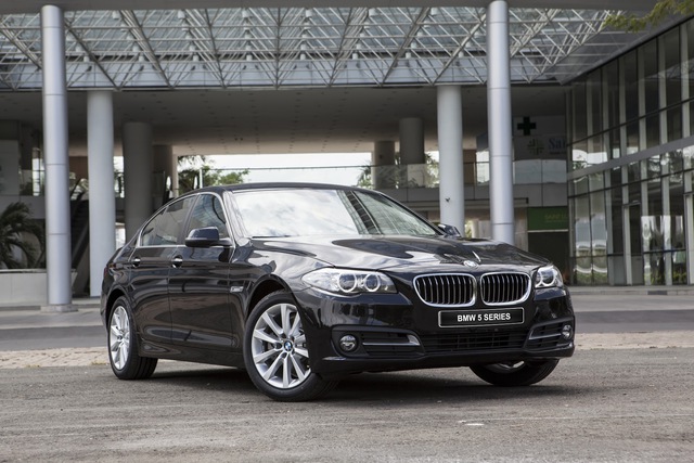 
BMW 520i Special Edition được trang bị thêm một số tính năng giúp cải thiện sự tiện nghi như...
