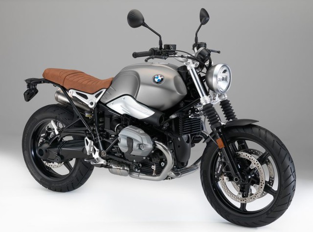 BMW Motorrad RnineT Scrambler 2017 có phiên bản mâm đúc 5 cánh hình ngôi sao. Vành trước 19inch và vành sau 17inch.