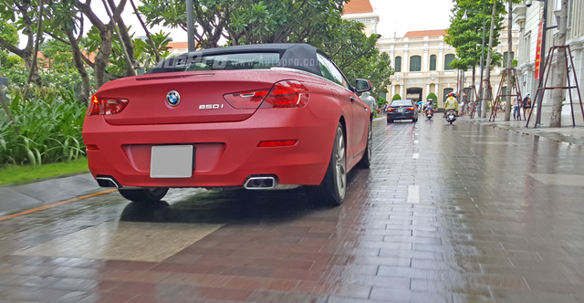 
BMW 650i mui trần của Phan Thành cũng xuất hiện trên phố đi bộ vào sáng qua.
