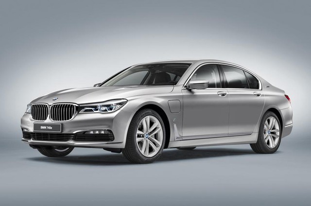 Với khối động cơ hybrid, mẫu sedan cỡ lớn có thể tăng tốc lên 100 km/h chỉ trong 5,6 giây và có mức tiêu hao nhiên liệu ấn tượng là 2,1 lít cho 100 km đường hỗn hợp.