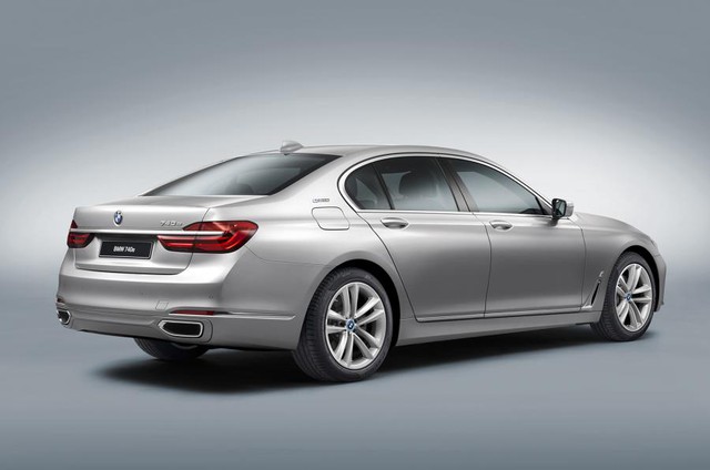 Bên cạnh phiên bản thông thường, BMW 740e iPerformance cũng có cả phiên bản trục cơ sở dài với tên gọi BMW 740Le iPerformance, trong đó chữ L ám chỉ phần trục cơ sở được kéo dài (Long wheelbase).