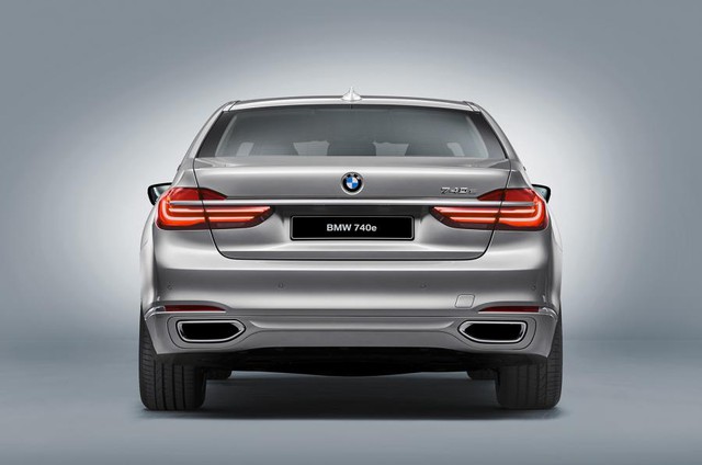 Chưa có thông tin chính thức về giá bán của BMW 740e iPerformance, nhưng có thể thấy, với công nghệ tân tiến được trang bị, chiếc xe hybrid hiệu suất cao sẽ có mức giá không hề rẻ.