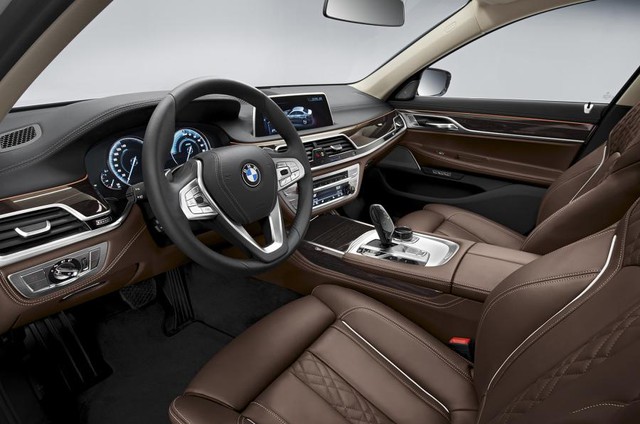 Trong khi ở chế độ Max eDrive, xe sẽ chỉ sử dụng động cơ điện để tăng tốc lên vận tốc tối đa 140 km/h. Đương nhiên là trên chiếc sedan đầu bảng này cũng không thể thiếu các chế độ vận hành như Eco Pro (tiết kiệm), Comfort (thoải mái) hay Sport (thể thao).