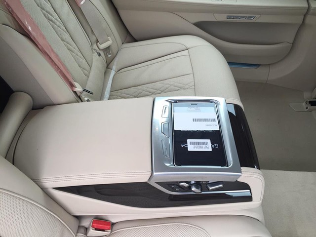 BMW Touch Command được thiết kế như một máy tính bảng, tích hợp vào hệ thống trung tâm tại hàng ghế sau. Chiếc máy tính bảng này kết nối với hệ thống của xe và hỗ trợ hành khách hàng ghế phía sau thiết lập các tuỳ chỉnh trên xe một cách dễ dàng nhất.