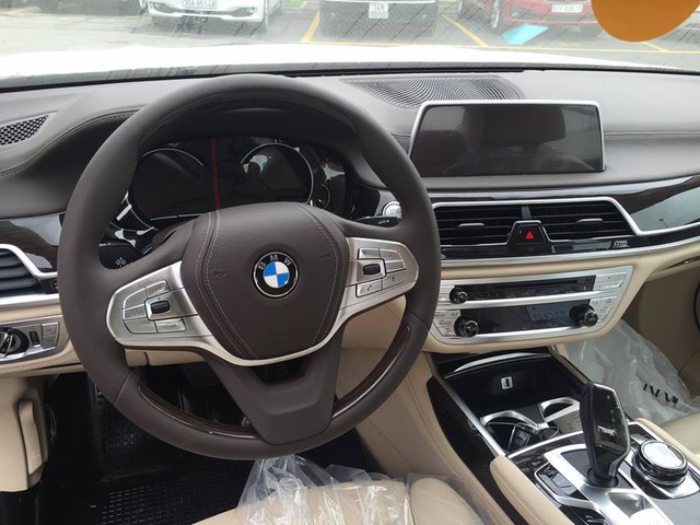 Màn hình cảm ứng trung tâm 10,25 inch ngoài tính năng giải trí, còn đảm nhận thêm thao tác điều khiển bằng cử chỉ (BMW Gesture Control) cho phép người lái tùy chỉnh chỉ bằng 6 động tác tay đơn giản. Tính năng này sẽ hỗ trợ người lái trong việc chuyển đổi giữa các chức năng như Touch Display và iDrive Touch Control một cách thuận tiện mà lại an toàn.