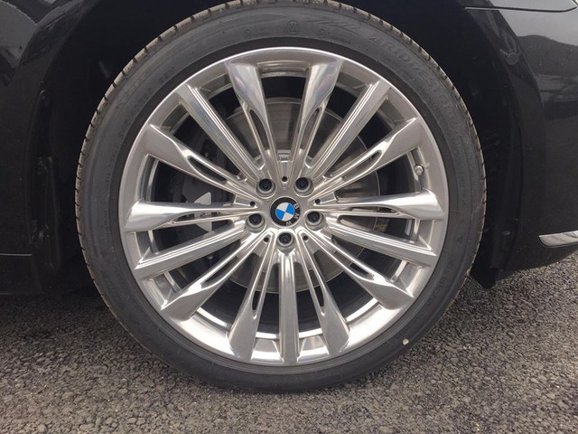 BMW mang đến tùy chọn la-zăng cho 7 series thế hệ mới với kích thước từ 17 đến 21 inch. Trong đó, BMW 750 Li 2016 tại Việt Nam sử dụng la-zăng hợp kim 21 inch đi kèm là lốp run flat.