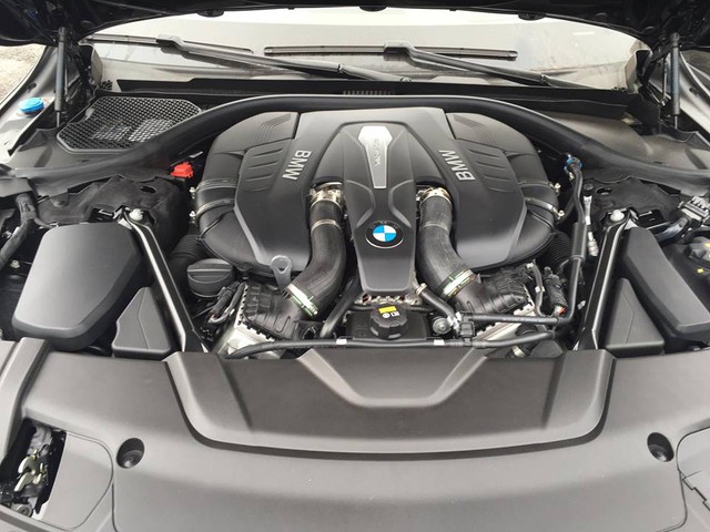So với 2 phiên bản còn lại, 750 Li 2016 mạnh mẽ hơn khi được trang bị trái tim là loại động cơ V8, dung tích 4,4 lít, sản sinh công suất tối đa 450 mã lực và mô-men xoắn cực đại 650 Nm. Kết hợp hộp số tự động 8 cấp, BMW 750Li chỉ mất 4,4 giây để tăng tốc lên 100 km/h từ vị trí xuất phát, nhanh hơn 1,1 giây và 1,9 giây so với 740 Li và 730 Li. Vận tốc tối đa vẫn là 250 km/h.