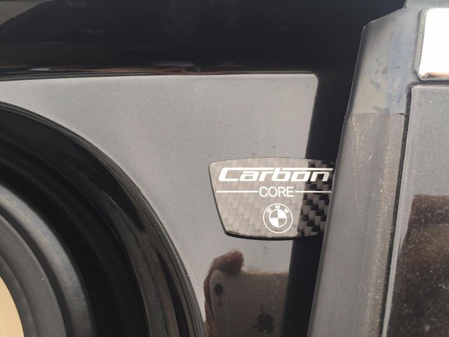 
Ở thế hệ thứ 6, BMW trang bị nhiều công nghệ hiện đại cho chiếc sedan sang trọng của mình như hệ thống đèn chiếu sáng tùy chọn Laser , hệ thống điều khiển bằng cử chỉ, máy tính bảng điều khiển từ hàng ghế sau, hay chìa khóa cảm ứng thông minh. Ngoài ra, Carbon Core là nguyên lý dùng sợi carbon trong kết cấu vật liệu nhẹ lần đầu tiên được áp dụng trên BMW 7-Series hoàn toàn mới.
