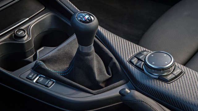 
Vì sao vẫn sử dụng hộp số sàn? Hộp số ly hợp kép 7 cấp (SMG theo cách gọi của BMW) thực sự linh hoạt và giúp xe dễ dàng chinh phục những đường đua khó và đạt mốc 100km/h trong thời gian ngắn. Tuy nhiên, để giúp khách hàng có được trải nghiệm thực chất khi muốn chinh phục một mãnh thú thì BMW vẫn có thêm lựa chọn hộp số sàn 6 cấp trên BMW M2.
