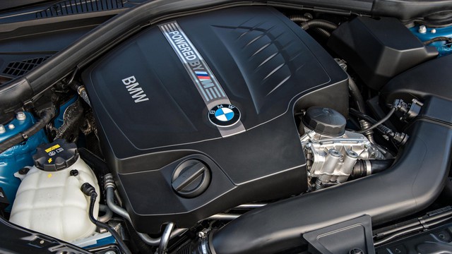 
Vì sao không sử dụng động cơ 4 xy-lanh? BMW i8 sử dụng động cơ 3 xy-lanh, dung tích 1.5L, tạo nên 231 mã lực (khi chưa sử dụng thêm động cơ điện). Vì vậy, nếu như trên cơ sở đó, BMW M2 sử dụng động cơ bốn xy-lanh, thì sức mạnh của chiếc xe này trên lý thuyết có thể lên đến 308 mã lực. Nhưng các kỹ sư của dòng M-power đã khẳng định họ muốn sử dụng động cơ 6 xy-lanh cho BMW M2. Lý do đầu tiên là mang tính thị trường cao hơn khi AMG đã sử dụng động cơ 4 xy-lanh cho A45. Hai là lắp ráp động cơ 6 xy-lanh cho M2 sẽ dễ dàng hơn so với động cơ 4 xy-lanh được nâng cấp.
