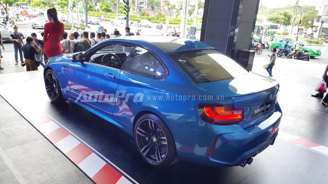 
BMW M2 Coupe đầu tiên tại thị trường Việt Nam có ngoại thất màu xanh dương nổi bật và được chào bán chính hãng với mức giá 3 tỷ Đồng.
