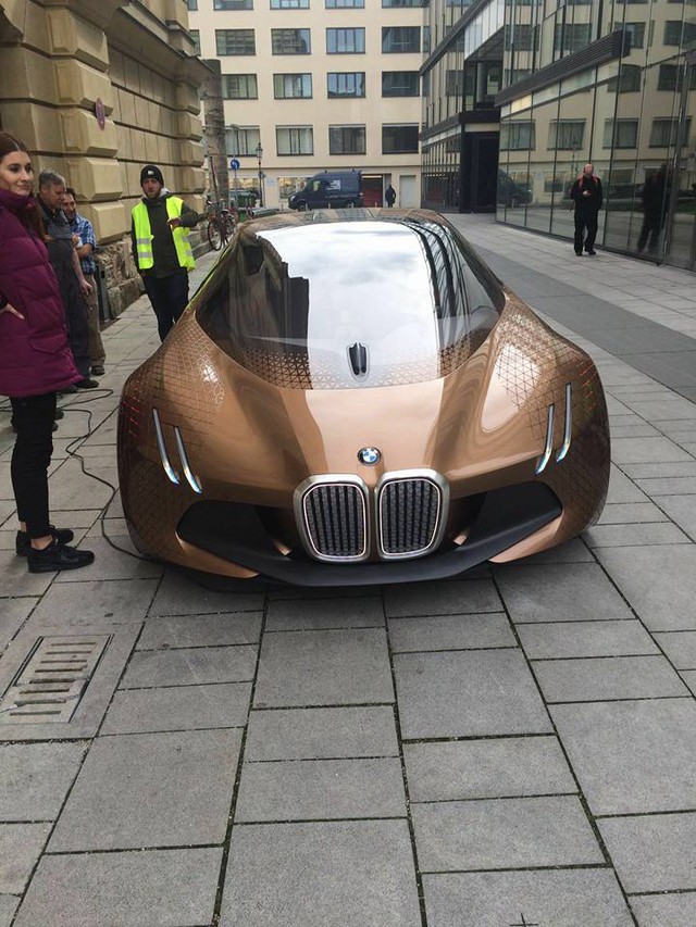 
BMW Vision Next 100 lần đầu tiên xuất hiện trên phố thu hút khá nhiều sự chú ý.
