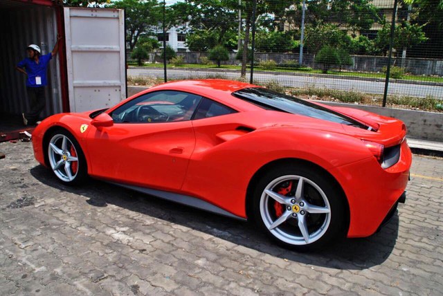 Ferrari 488 GTB thứ 5 xuất hiện tại Việt Nam.