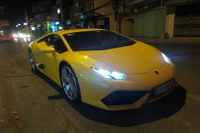 
Siêu xe Lamborghini Huracan màu vàng bất ngờ ghé thăm công ty nhập khẩu tư nhân tại quận 5 vào tối 18/2.
