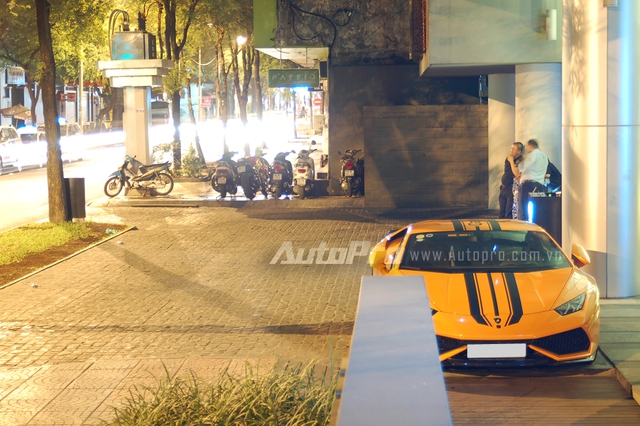 
Điểm khác biệt duy nhất là chiếc Lamborghini Huracan tại Sài thành được trang bị cặp ống xả độ Capristo cùng sọc đen chạy từ nắp capô lên trần và kết thúc ở đuôi xe ngay khi được đưa về nước.
