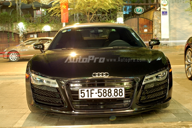 
Xuất hiện trên phố Sài Thành trễ hơn siêu xe đến từ Anh Quốc, nhưng Audi R8 V10 Spyder 2014 đầu tiên tại Việt Nam cũng thu hút nhiều sự chú ý của giới săn ảnh và những khách hàng đang trò chuyện bên quán cà phê sát bên siêu xe này đỗ.
