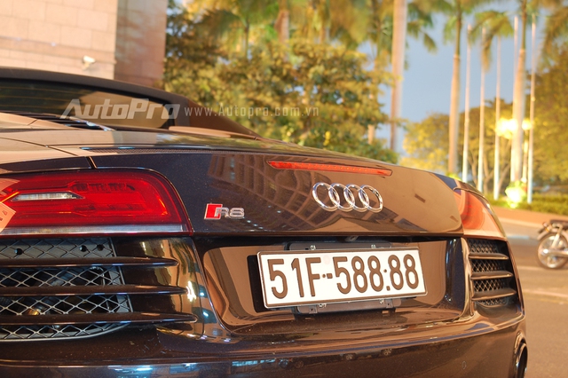 
Siêu xe Audi R8 V10 Spyder 2014 đầu tiên xuất hiện tại Việt Nam từng gây choáng giới chơi siêu xe, khi đậu cùng siêu xe Lamborghini Huracan màu vàng và cả hai đều sở hữu chung biển tứ quý 8 đầy ấn tượng. Điểm khác biệt chỉ là đầu con số 5 hay 6.
