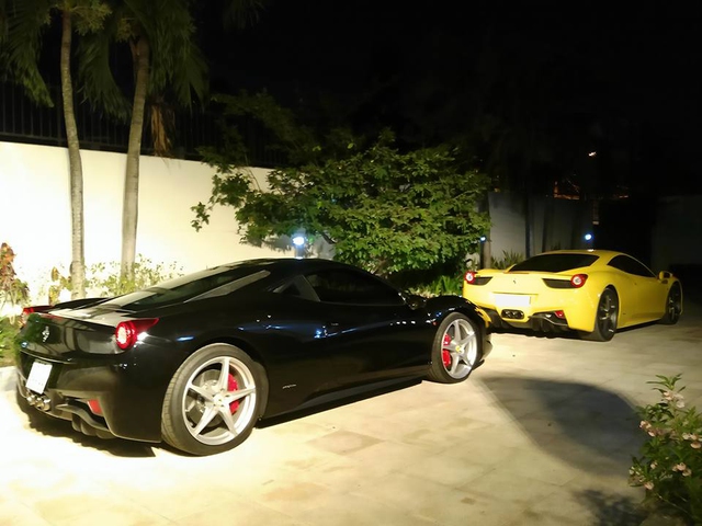 
Trong đó đáng chú ý có sự xuất hiện của bộ đôi siêu xe Ferrari 458 Italia trong màu vàng và đen. Ngựa chồm trong bộ áo đen là siêu xe 458 Italia đầu tiên xuất hiện tại thị trường Việt Nam. Ngoài ra, còn 1 chiếc 458 Italia khác mang ngoại thất màu đen từng nổi tiếng khi được khủng long Cadillac Escalade ESV kéo đi trên phố.
