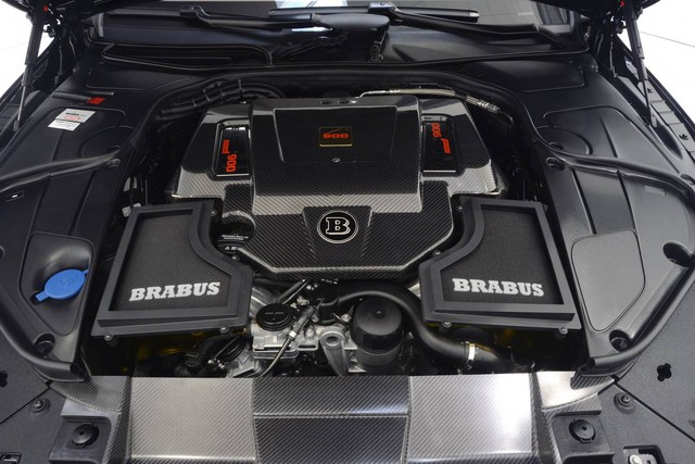 Mở nắp capô khối động cơ V12, Bi-Turbocharged trở nên nổi bật khi được bao bọc bằng chất liệu carbon, trong đó điểm nhất là huy hiệu 900 V12 Turbo được mạ vàng ấn tượng. Để đạt công suất cực đại 900 mã lực, Brabus đã nâng cấp dung tích 6.0 lít trên AMG S65, lên thành 6.3 lít và trang bị bộ turbo tăng áp mới.