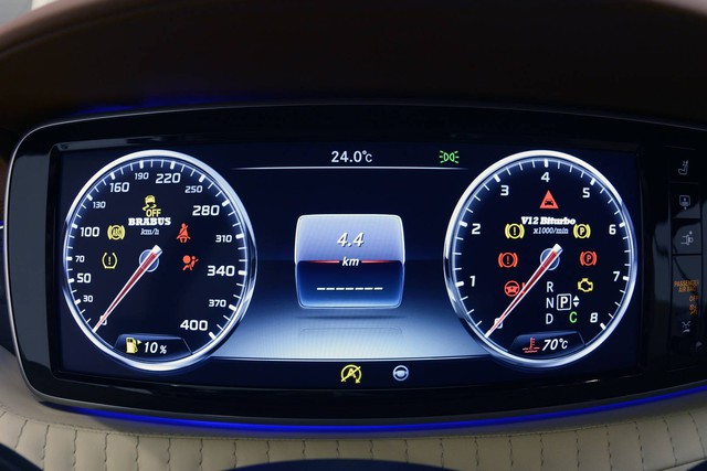 
Bên trong khoang lái hãng độ Brabus vẫn giữ nguyên độ sang trọng trên chiếc Coupe S65 AMG, mà chỉ thay đổi nhỏ một số chi tiết để nhận biết như dòng chữ Brabus 900 trên tựa gối đầu của ghế hay thảm lót sàn, ngoài ra đồng hồ tốc độ cũng được trang bị thêm dãy tốc độ 400 km/h thay cho con số 360 km/h trên phiên bản tiêu chuẩn.
