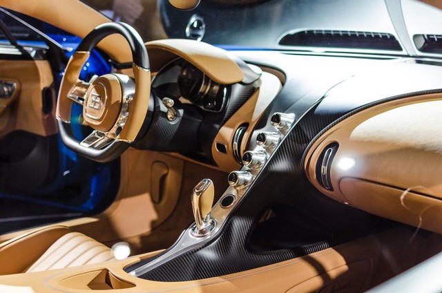 
Chưa hết, Bugatti Chiron còn được trang bị hệ dẫn động 4 bánh. Hãng Bugatti đã cung cấp chế độ Drift để Chiron có thể dễ dàng biểu diễn hơn. So với mọi mẫu xe Bugatti trong quá khứ, Chiron có hệ thống lái linh hoạt hơn hẳn. Người lái có thể dễ dàng chuyển giữa các chế độ lái chỉ bằng nút điều khiển trên vô lăng.
